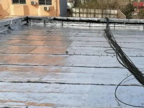 迪庆卫生间漏水维修公司分享下迪庆屋面楼顶防水刚性防水层施工要点。